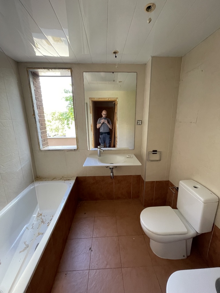 Baño con espejo LED